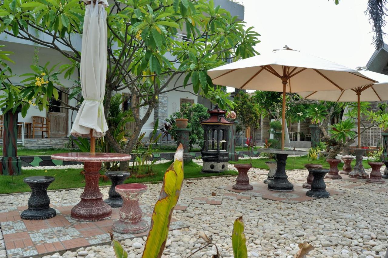 Cemara'S Beach Homestay Batununggul Exterior photo